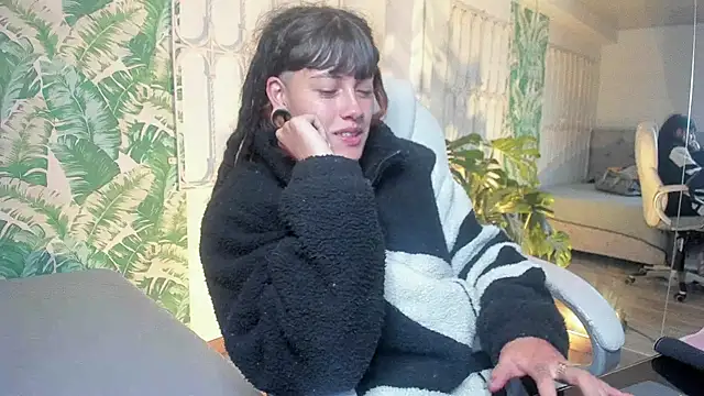  sharlotte777 online show from December 19, 2025, 2:02 pm