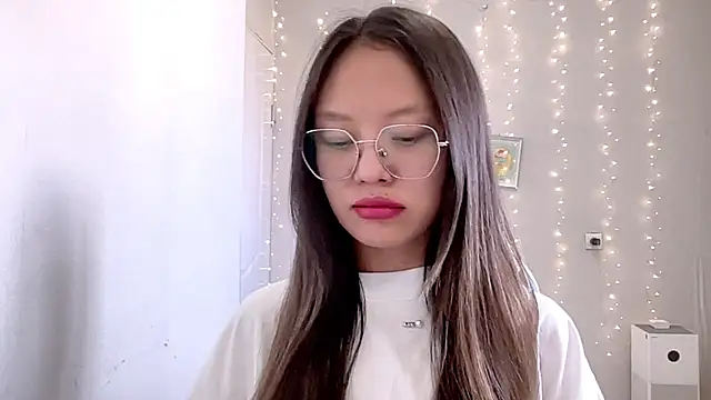 Risalynn online show from March 8, 2025, 8:00 am