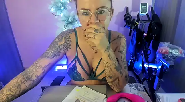 Snapshot of KAROL_MILF chatting on December 19, 2024, 1:18 am KAROL MILF online show from December 19, 2024, 1:18 am