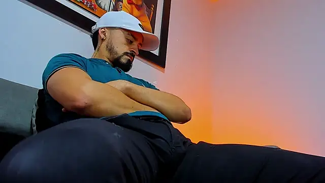 Snapshot of MAXIMUS_MASTE3 chatting on October 26, 2025, 8:15 pm MAXIMUS MASTE3 online show from October 26, 2025, 8:15 pm