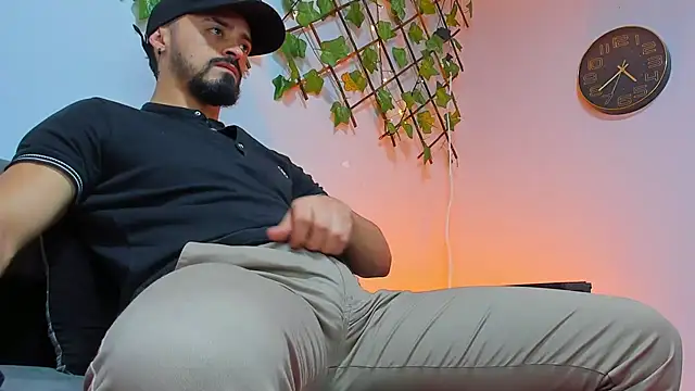 Snapshot of MAXIMUS_MASTE3 chatting on November 17, 2025, 9:42 pm MAXIMUS MASTE3 online show from November 17, 2025, 9:42 pm