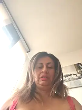 Latiinvenushot online show from November 12, 2025, 3:12 pm