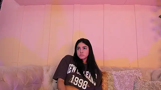 natalia aguirre1 online show from January 17, 2025, 12:31 pm