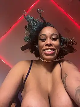 loveluna8 online show from November 3, 2025, 11:48 pm