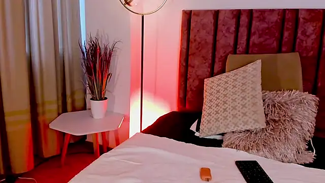 HollyHudsonn online show from December 16, 2024, 11:55 am