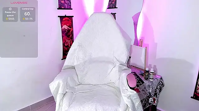 HollyHudsonn online show from February 28, 2025, 7:03 pm