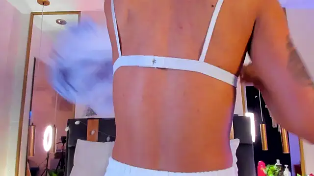 GabyPetit online show from November 18, 2025, 7:51 pm