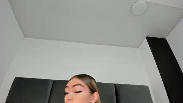 Lizz Luna online show from November 29, 2025, 6:44 pm