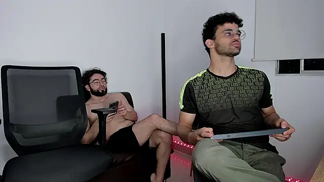 crisandrews online show from October 26, 2025, 2:50 am