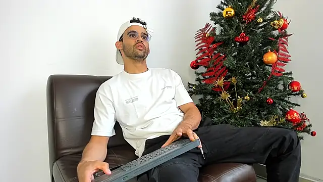 crisandrews online show from November 30, 2025, 8:46 pm