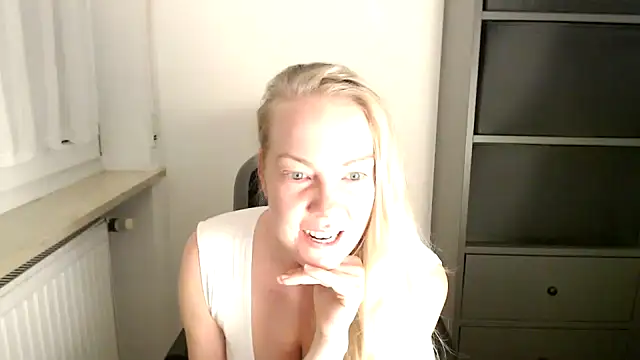  LunaxLia  online show from November 16, 2025, 6:02 pm