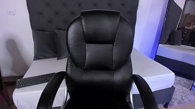 ninfomaria  online show from December 22, 2025, 6:27 pm