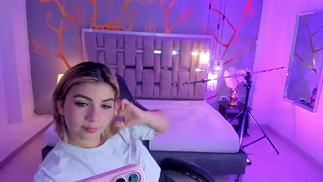 AlessiaDouce online show from November 8, 2025, 4:01 am