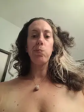 BonfireBonnie online show from July 7, 2026, 1:37 pm