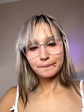 bigbabykiki online show from October 4, 2025, 3:43 pm