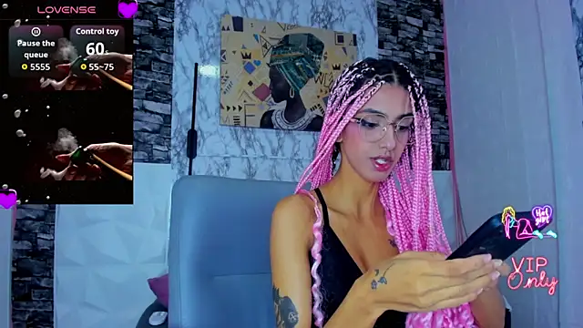 Snapshot of Queen_Cuarxxo chatting on April 21, 2026, 11:40 pm Queen Cuarxxo online show from April 21, 2026, 11:40 pm