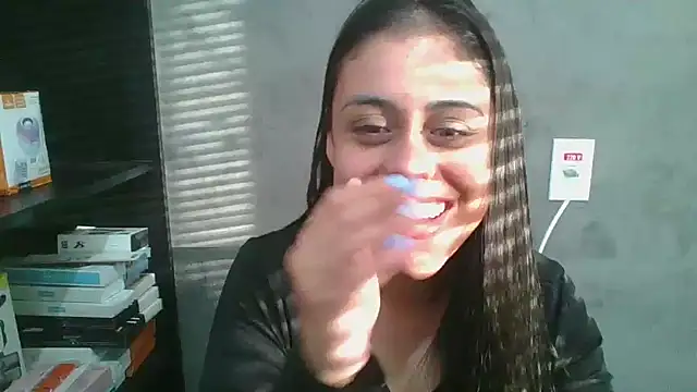 amorinha99 online show from May 13, 2026, 8:06 pm
