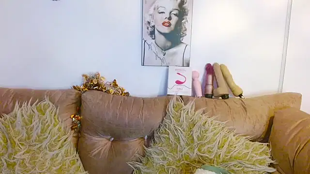 hinataleecs online show from February 1, 2025, 7:47 am