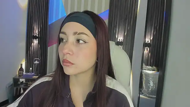 Snapshot of emily_layton chatting on January 19, 2026, 2:32 pm emily layton online show from January 19, 2026, 2:32 pm