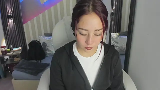 Snapshot of emily_layton chatting on February 4, 2026, 12:27 am emily layton online show from February 4, 2026, 12:27 am