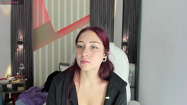 Snapshot of emily_layton chatting on February 16, 2026, 12:18 am emily layton online show from February 16, 2026, 12:18 am