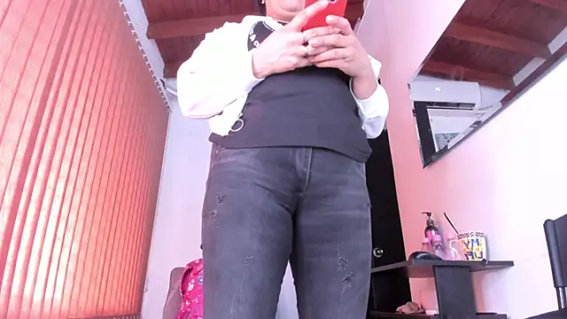 Snapshot of alondrabigtits chatting on April 19, 2026, 6:10 pm alondrabigtits online show from April 19, 2026, 6:10 pm
