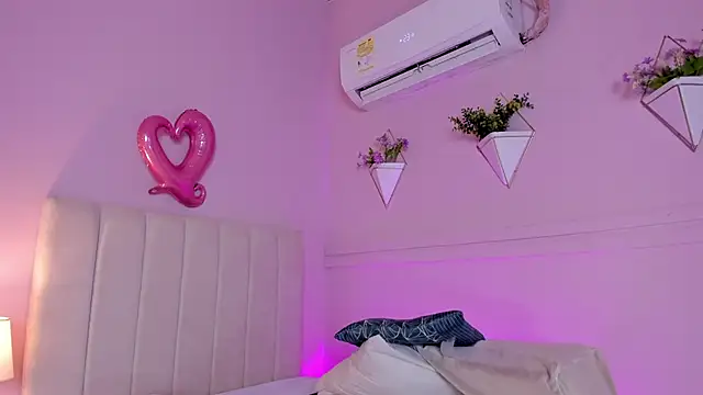 Snapshot of _bianca_18 chatting on February 22, 2025, 5:57 pm bianca 18 online show from February 22, 2025, 5:57 pm