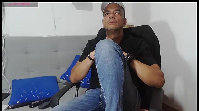 latinmartin73 online show from May 17, 2026, 3:26 am