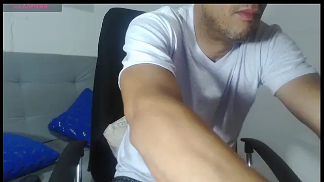 latinmartin73 online show from May 26, 2026, 1:01 am