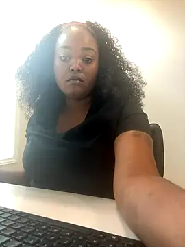 itsprettyfee online show from September 18, 2025, 6:43 pm