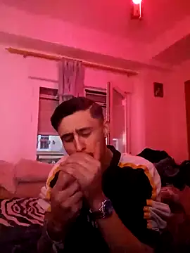 jovenestraviesos online show from March 17, 2025, 6:21 pm