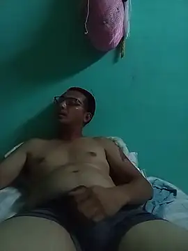 Andresguz35 online show from December 2, 2025, 5:02 am