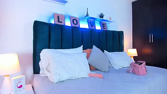 Mia brunette26 online show from January 21, 2025, 2:22 am