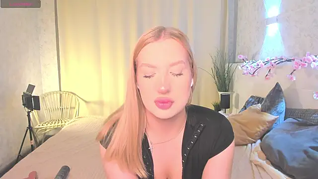 Emma  Leee online show from April 20, 2026, 1:08 am