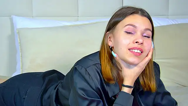 PollyLanders online show from February 2, 2025, 9:34 pm