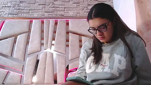 Snapshot of mia_and_austin chatting on February 16, 2025, 6:21 am mia and austin online show from February 16, 2025, 6:21 am