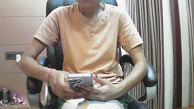 collage hoty online show from October 31, 2025, 4:08 pm