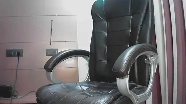 collage hoty online show from November 25, 2025, 9:04 pm