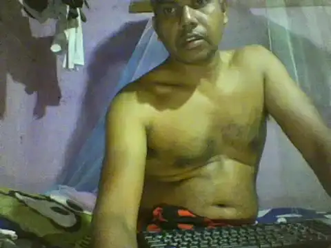 Snapshot of roundbunny chatting on December 9, 2024, 4:37 pm roundbunny online show from December 9, 2024, 4:37 pm