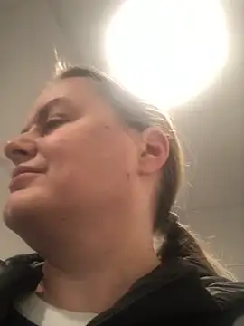 Meliss Official9 online show from April 21, 2026, 5:36 am
