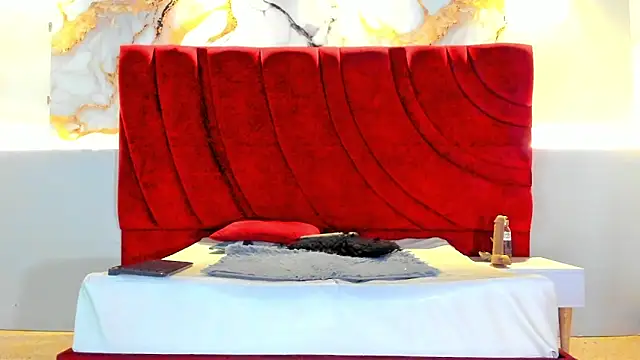 MAISE HILL1 online show from November 12, 2025, 1:44 pm