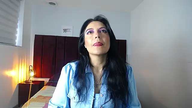 Snapshot of Zuzana21 chatting on December 6, 2024, 1:00 pm Zuzana21 online show from December 6, 2024, 1:00 pm
