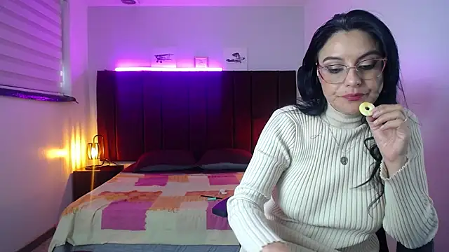 Snapshot of Zuzana21 chatting on December 17, 2024, 3:49 pm Zuzana21 online show from December 17, 2024, 3:49 pm