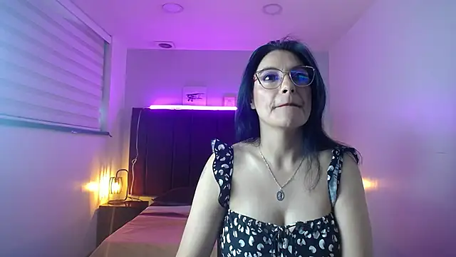 Snapshot of Zuzana21 chatting on December 21, 2024, 12:27 pm Zuzana21 online show from December 21, 2024, 12:27 pm