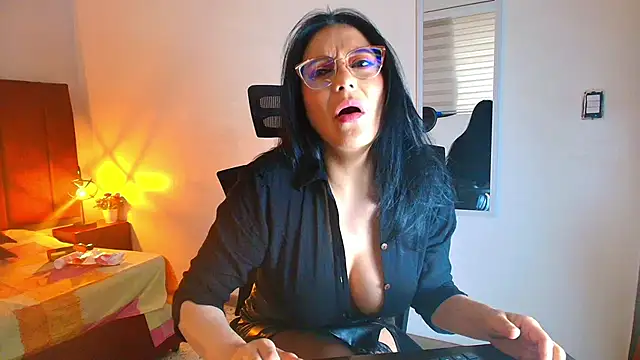 Snapshot of Zuzana21 chatting on October 3, 2025, 12:57 pm Zuzana21 online show from October 3, 2025, 12:57 pm