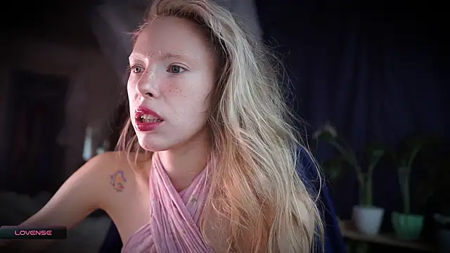 Snapshot of _Phantom_thread_ chatting on November 7, 2025, 9:42 am Phantom thread online show from November 7, 2025, 9:42 am