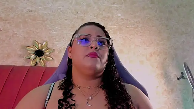 Snapshot of juli_2tyes chatting on October 19, 2025, 4:02 am juli 2tyes online show from October 19, 2025, 4:02 am