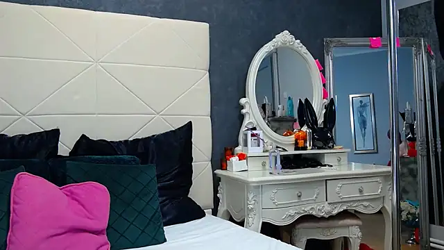 IssaSmith online show from January 17, 2025, 11:49 am