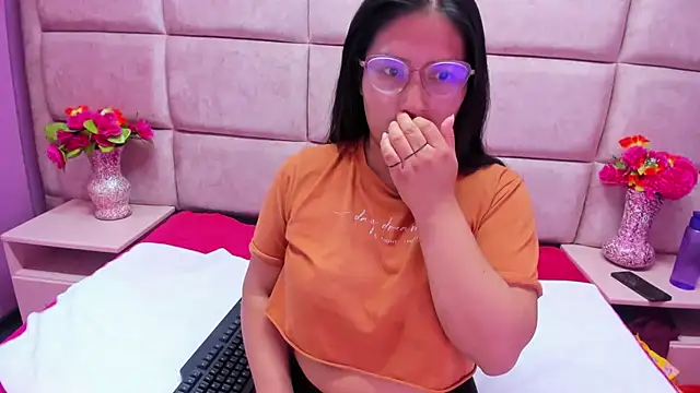 Miaa Smiith  online show from September 19, 2025, 3:19 am