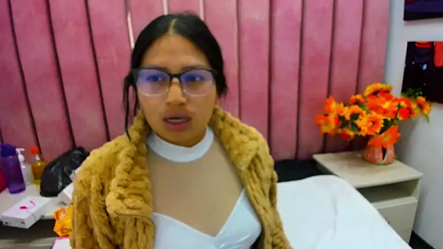 Miaa Smiith  online show from November 15, 2025, 3:37 am